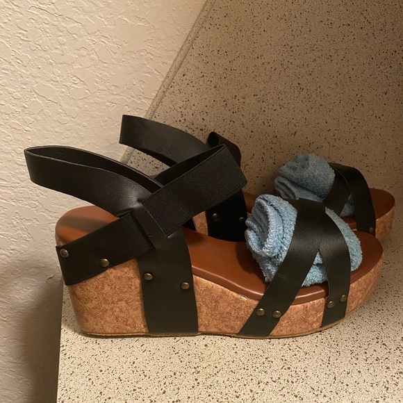 Women’s black wedge sandal - Picture 3 of 3
